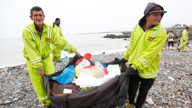 Instan a los municipios a que fiscalicen la venta de plásticos en las playas. Créditos: Mauricio Malca / La República.