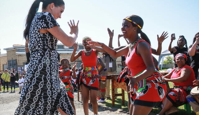 El duque y la duquesa de Sussex llegaron al mediodía a la sudafricana Ciudad del Cabo. Foto: AFP.
