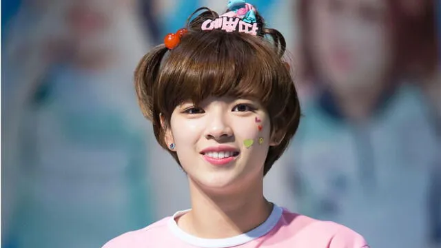 Desliza para ver más fotos de Jeongyeon de TWICE.