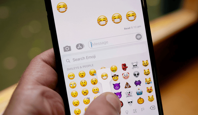 Apple renueva por completo el emoji con cubrebocas en la última versión de iOS 14.2. Foto: Emojipedia