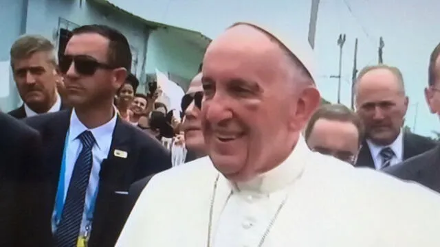 Papa Francisco sufrió un golpe en papamóvil y quedó con hinchazón en el ojo [VIDEO]