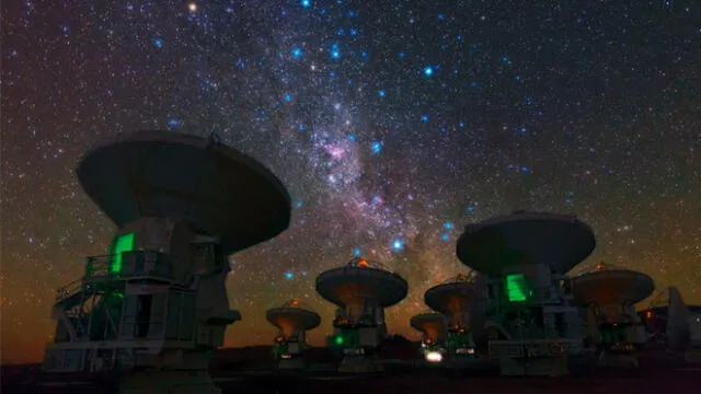 Estudio explora las posibles civilizaciones extraterrestres que visitaron la Tierra. Imagen referencial: Antenas del interferómetro ALMA con la vista de la Vía Láctea en el fondo.