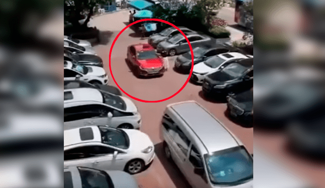 Vía YouTube. La mujer hizo lo impensado cuando se percató de que había solo un pequeño espacio para estacionar su auto