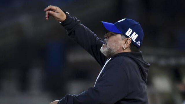Maradona cuestionó el penal que se cobró con ayuda del VAR.