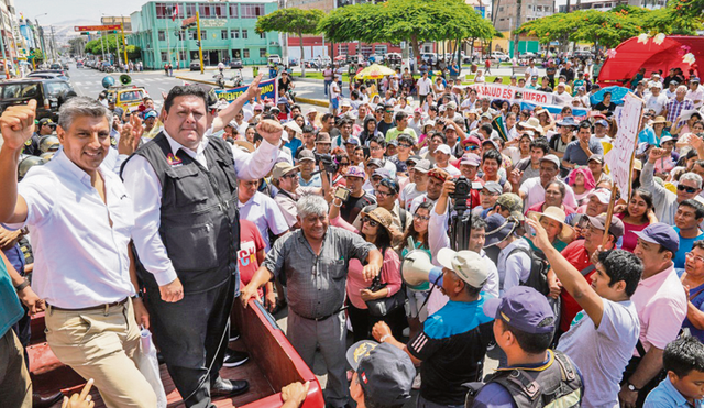 Respaldo. Alcalde Roberto Briceño recibió apoyo de pobladores.