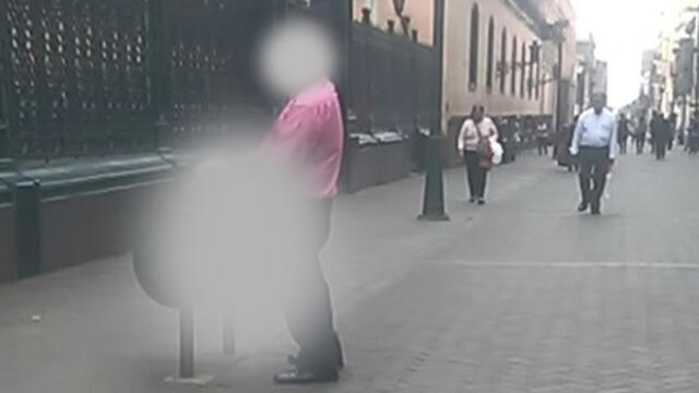 Indignación por sujeto captado orinando en tacho de basura en pleno Centro de Lima [VIDEO]