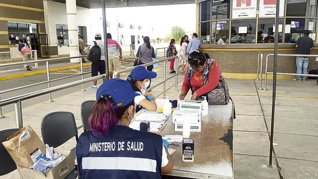 vecinos. En el control fronterizo de Chacalluta (Arica), consultan a viajeros sobre estado de salud y de qué países provienen.