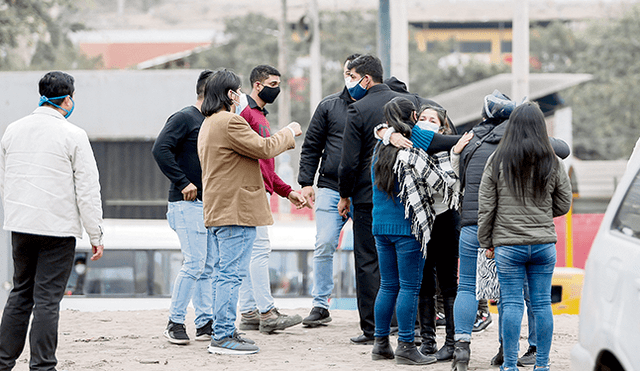 Pesar. Sus familiares llegaron ayer al hospital de VMT, donde dejó de existir. Son su memoria. Foto: Antonio Melgarejo.