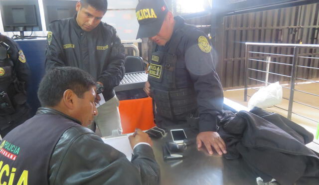 ¡Increíble!, policía intentó pasar teléfono celular al penal del Cusco