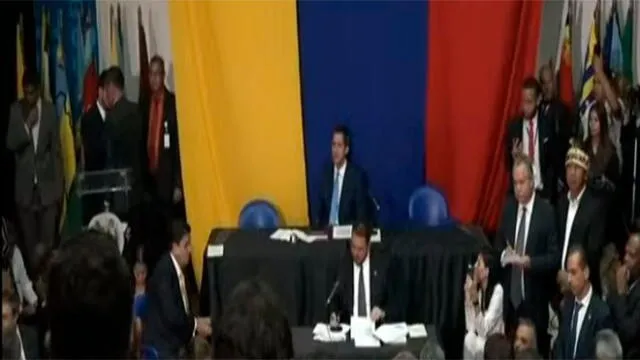 Juan Guaidó decidió realizar su propia sesión con opositores al régimen de Maduro. Foto: captura