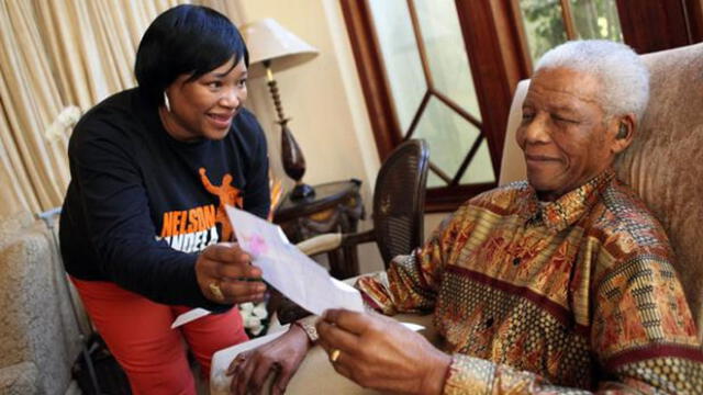 Zindzi Mandela con su padre. Foto: AFP.