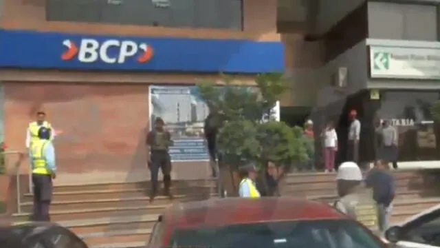 Balacera en Surquillo: delincuentes asaltan a dos cambistas cerca a agencia bancaria BCP [VIDEO]