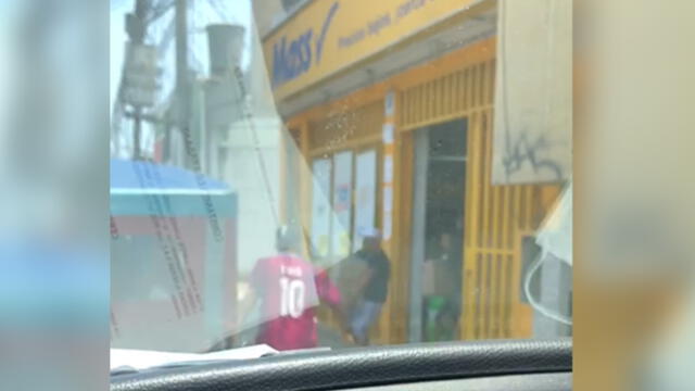 Según el encargado de la tienda y otros testigos, los ladrones son de nacionalidad venezolana. (Foto: Captura de video)