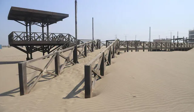 Muelle peatonal quedó casi cubierto por la arena. Se han formado dunas de más de un metro y medio de altura. Foto: Clinton Medina/La República.