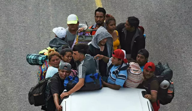 Migrantes de una caravana que se dirige a EEUU montados en la caja de una camioneta en El Arenal, Veracruz, Mexico, el 18 de noviembre de 2021 CLAUDIO CRUZ AFP