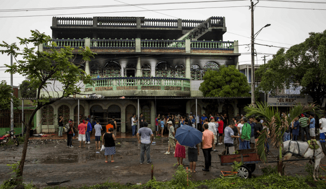 YouTube: les rocían gasolina y prenden fuego en medio de la calle en Nicaragua [VIDEO]