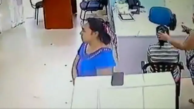 Mujer roba celular de médico que estaba atendiendo a su hermano