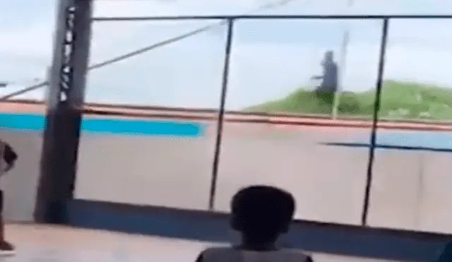 “Esto es solo para valientes”: hombre desafía a la muerte con temeraria carrera sobre un tren [VIDEO]