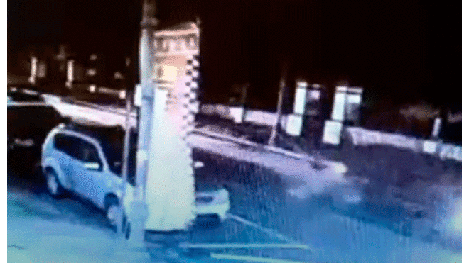 Arrojan a hombre de automóvil y luego lo atropellan con el mismo vehículo [VIDEO]