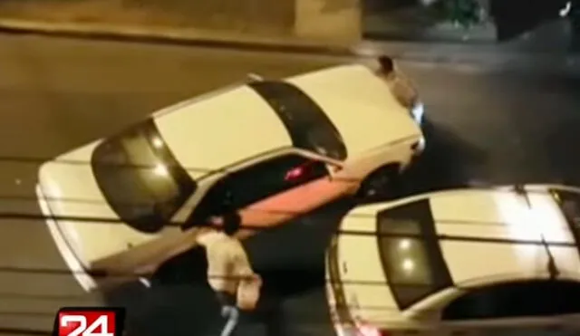 Irresponsable chofer atropella a mujer y arrastra a taxista al darse a la fuga [VIDEO]