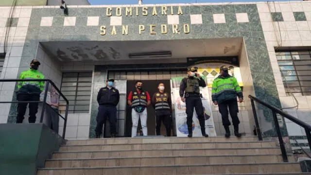 Policías de la comisaría de San Pedro ayudaron en el rescate del bebé e investigan el hecho. (Foto: Luis Ángel Villanueva / URPI - GLR)