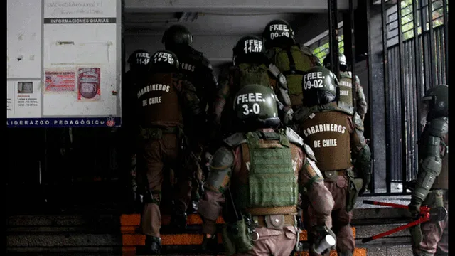 Escuela denuncia a institución policial por lanzar chorros de agua a niños