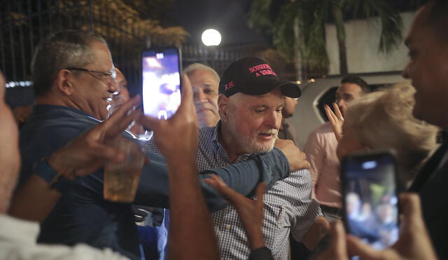 El ex presidente de Panamá, Ricardo Martinelli (C), celebra su libertad con familiares y amigos en una fiesta privada.