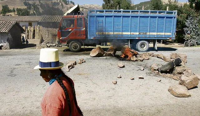 POBLADORES DEL DISTRITO DE YUNGAQUI Y HUANCHANCAY BLOQUEAN LAS PISTAS CON PIEDRAS Y MADERAS EXIGIENDO AL GOBIERNO MEJORAS EN LA CALIDAD DE VIDA

PROTESTA

BLOQUEOS CARRETERAS

MANIFESTACIONES

MARCHAS

POBLACION

























