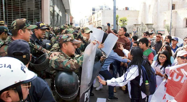 conato. Alumnos de UAP intentaron acercarse a recinto donde iba a estar presidente Vizcarra, pero cordón policial lo impidió.
