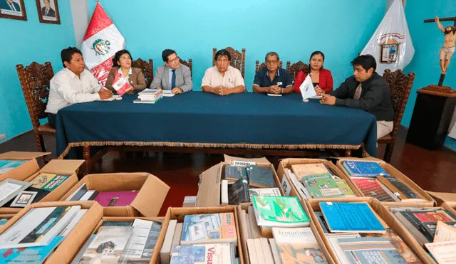 Donan libros para biblioteca de la municipalidad de Pimentel