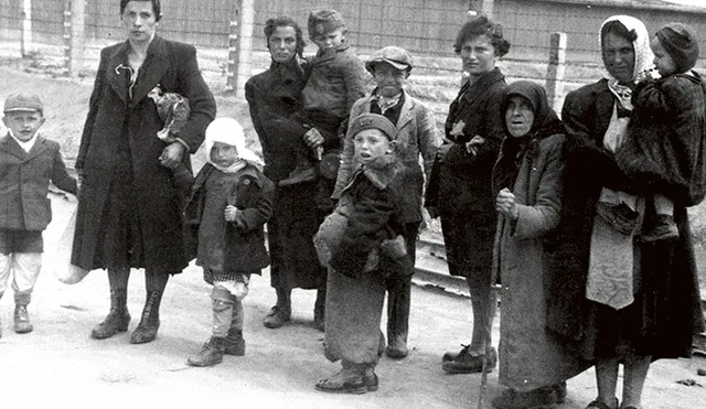 Víctimas. Mujeres judías caminan hacia la cámara de gas.