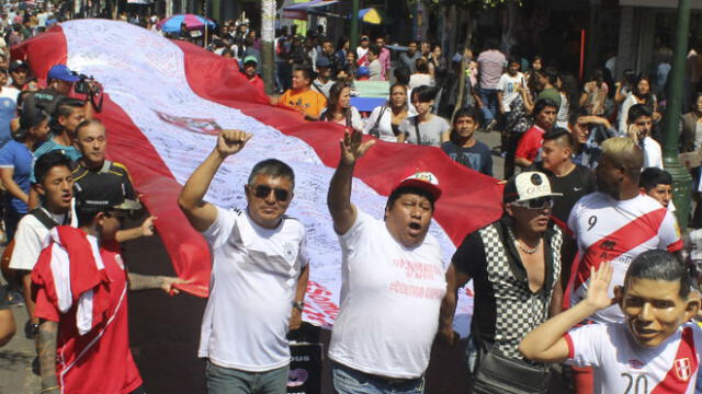 Comerciantes de Gamarra elaboraron bandera en honor a Paolo Guerrero [FOTOS]