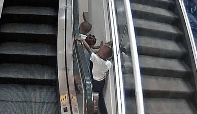 Niño juega en escalera eléctrica con sus hermanos y cae del piso 20 [VIDEO]
