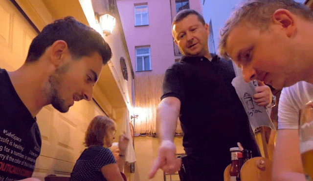 Youtuber visita ‘el peor bar’ de Europa, sin imaginar sería sorprendido por el mesero [VIDEO]