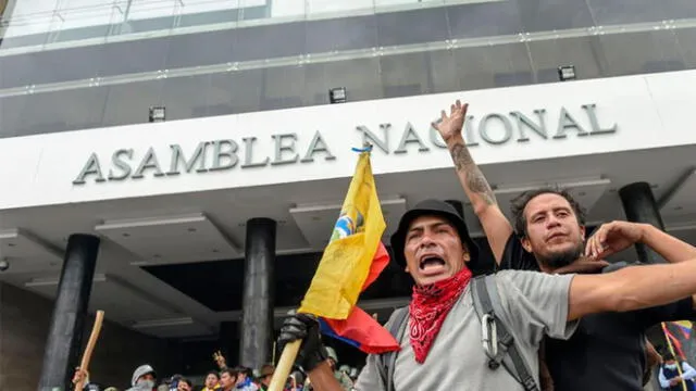 Manifestantes a las afueras de la Asamblea Nacional de Ecuador. Foto: AFP.