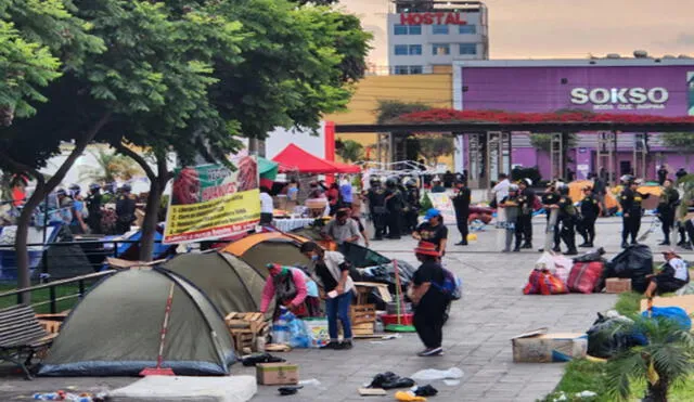 Policía desaloja a manifestantes que dormían desde hace 2 semanas en la Plaza Manco Cápac. VIDEO Gianella Aguirre/ La República