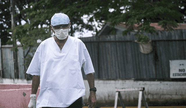 Médico que trabaja en el área de emergencias del hospital Hospital Alemán Nicaragüense, en Managua (Nicaragua). | Foto: Carlos Herrera / EFE