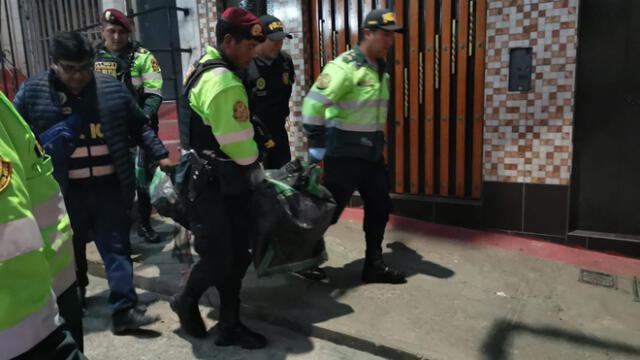 Efectivos de la Policía retiran cuerpo de la víctima del interior del bar. Liubomir Fernández/URPI-LR