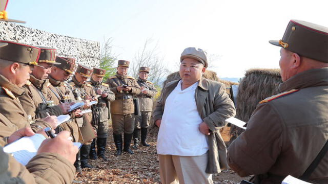 This undated picture released from North Korea's official Korean Central News Agency (KCNA) on April 10, 2020 shows North Korean leader Kim Jong Un (2nd R) inspecting a drill of mortar sub-units of corps of the Korean People's Army at an undisclosed location. (Photo by STR / KCNA VIA KNS / AFP) / - South Korea OUT / ---EDITORS NOTE--- RESTRICTED TO EDITORIAL USE - MANDATORY CREDIT "AFP PHOTO/KCNA VIA KNS" - NO MARKETING NO ADVERTISING CAMPAIGNS - DISTRIBUTED AS A SERVICE TO CLIENTS / THIS PICTURE WAS MADE AVAILABLE BY A THIRD PARTY. AFP CAN NOT INDEPENDENTLY VERIFY THE AUTHENTICITY, LOCATION, DATE AND CONTENT OF THIS IMAGE --- / 