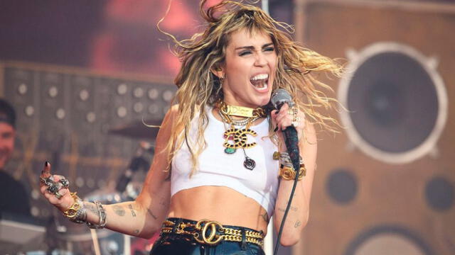 Miley Cyrus causa polémica por dar concierto erótico junto a su progenitor [VIDEO]