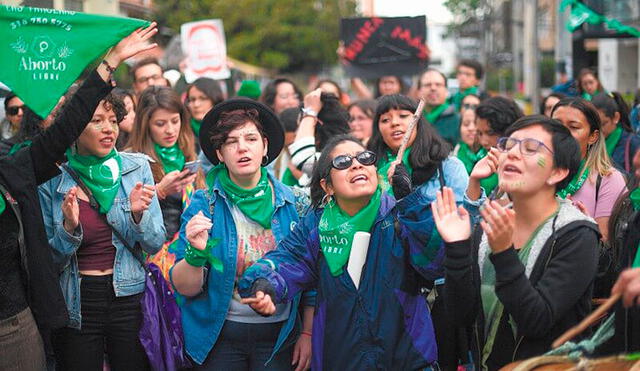Este miércoles ondeó el pañuelo verde, característico de las manifestaciones a favor del aborto, en la capital de Colombia. Foto: El Espectador