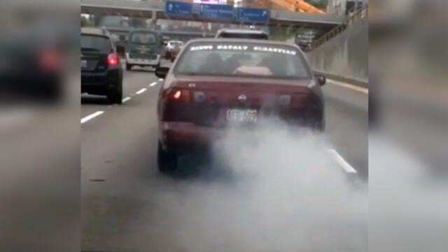 #YoDenuncio: vehículo arroja gas contaminante de su motor [VIDEO]