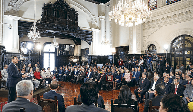 El presidente Martín Vizcarra empezó la ceremonia. Luego le cedió el lugar al premier, Vicente Zeballos, quien entró a los detalles por sectores.