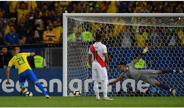 Roberto Tobar explicó por qué cobró penal a favor de Brasil previo al 3-1 en la final de la Copa América 2019. | Foto: AFP