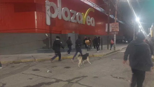 Manifestante e infiltrados en Puno toman supermercado y saquean. Foto: Liubomir Fernández / LR