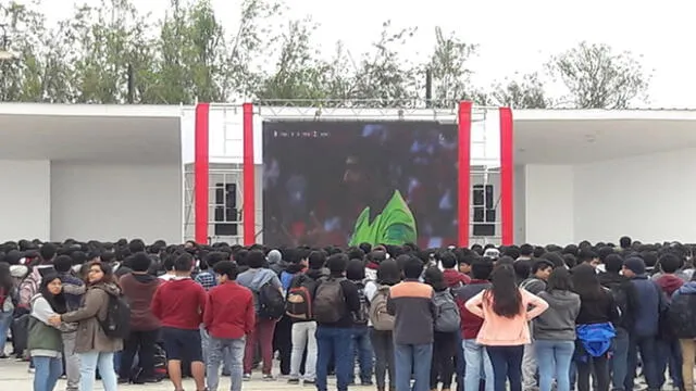 UNMSM: Pantalla gigante reúne alumnos para ver el Perú vs. Francia