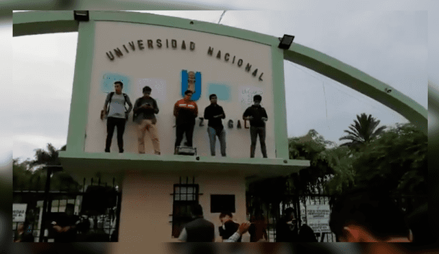 Universitarios protestan en la puerta principal de la UNPRG.