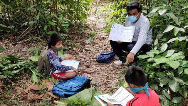 Profesores enseñan en el Parque Nacional del Manu. Créditos: Paolo Peña.