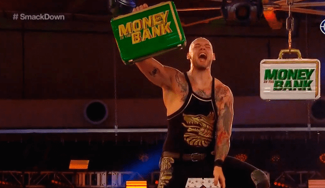 El Kink Corbin cerró SmackDown agarrando el maletín que podría ganar en Money in the Bank 2020. | Foto: WWE