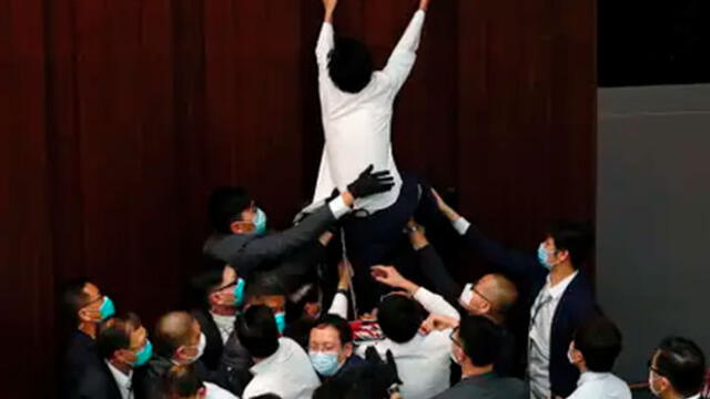 Trifulca en el Congreso de Hong Kong. Foto: Tyrone Siu